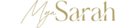 Signature luxueuse "Mya Sarah" en or sur fond noir. "Mya" en script fin et "Sarah" en police serif classique et audacieuse.
