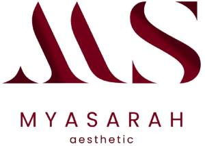 Logo de luxe MYASARAH esthétique. Initiales stylisées bordeaux (MS) avec dégradé sur fond vert. Texte : MYASARAH aesthetic.